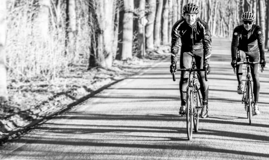 Westijn en Kuster fietsend